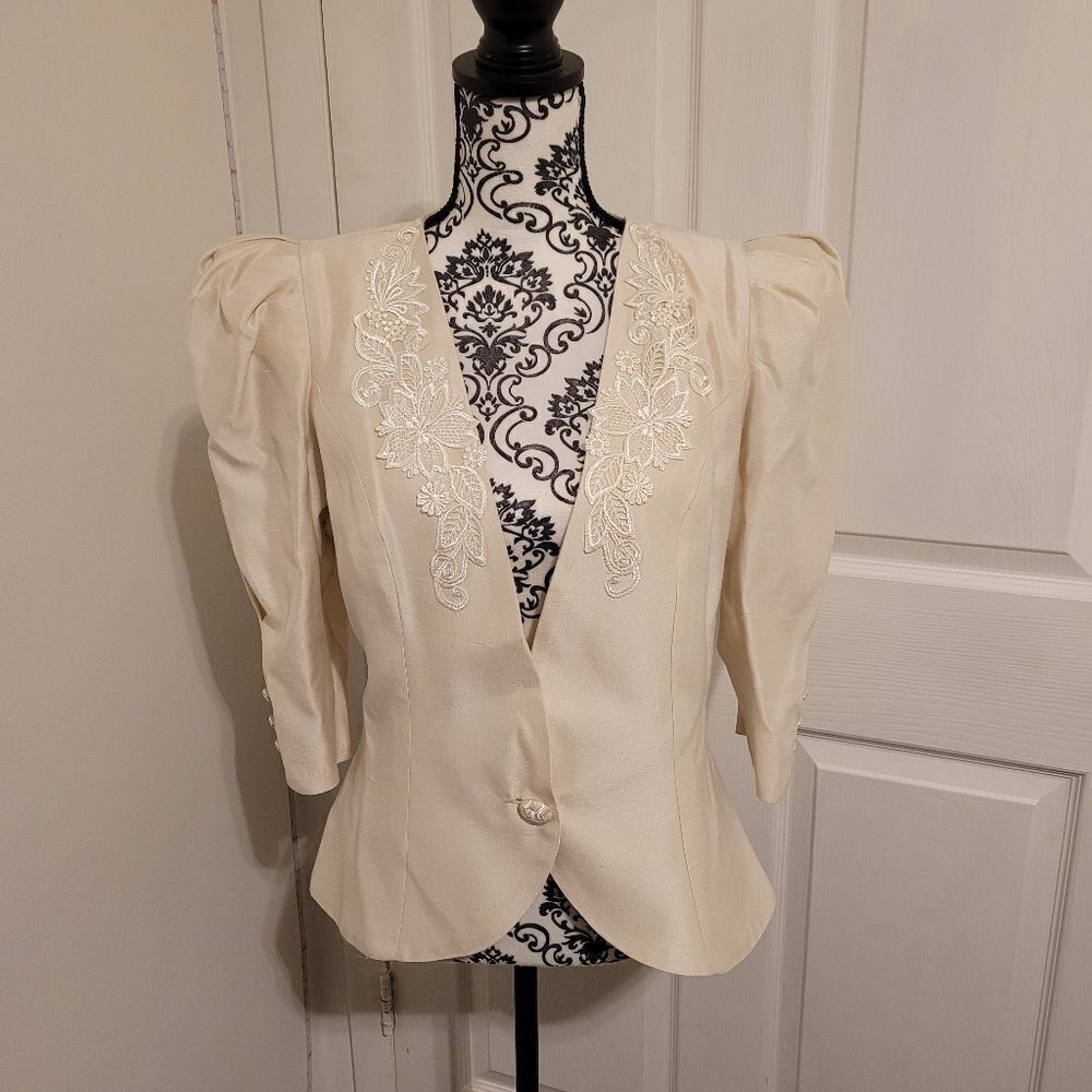 ‎80's style Ivory floral embroidered blazer